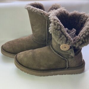 UGG Bailey Button Dry Leaf Brown Shearling Boots